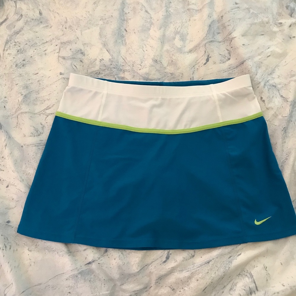Nike tennis skort size medium! Never worn!